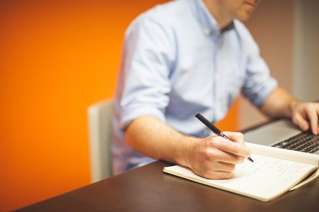 https://pixabay.com/photos/office-startup-business-home-office-594132/